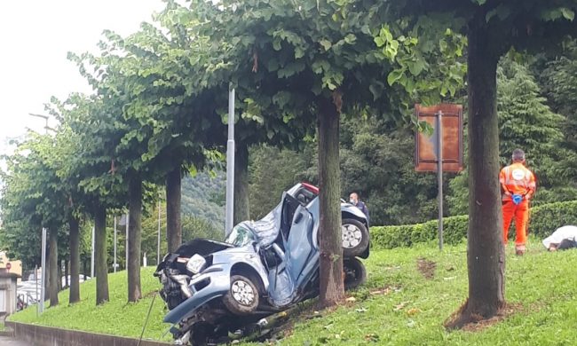 Tragedia A Canzo Si Schianta In Auto Contro Un Albero Morta Una Donna