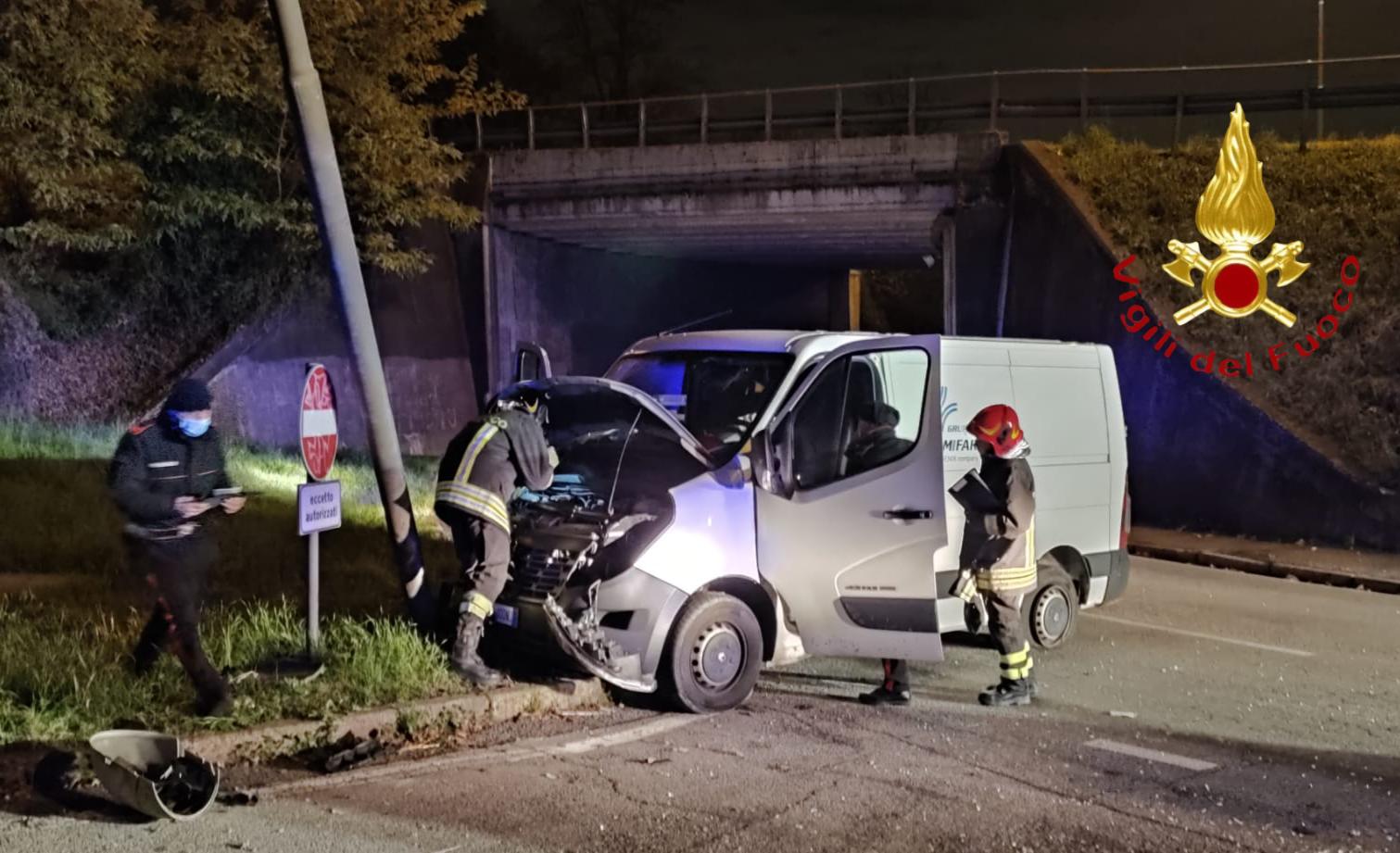 Il Furgone Finisce Contro Un Palo Dell Illuminazione Sirene Di Notte