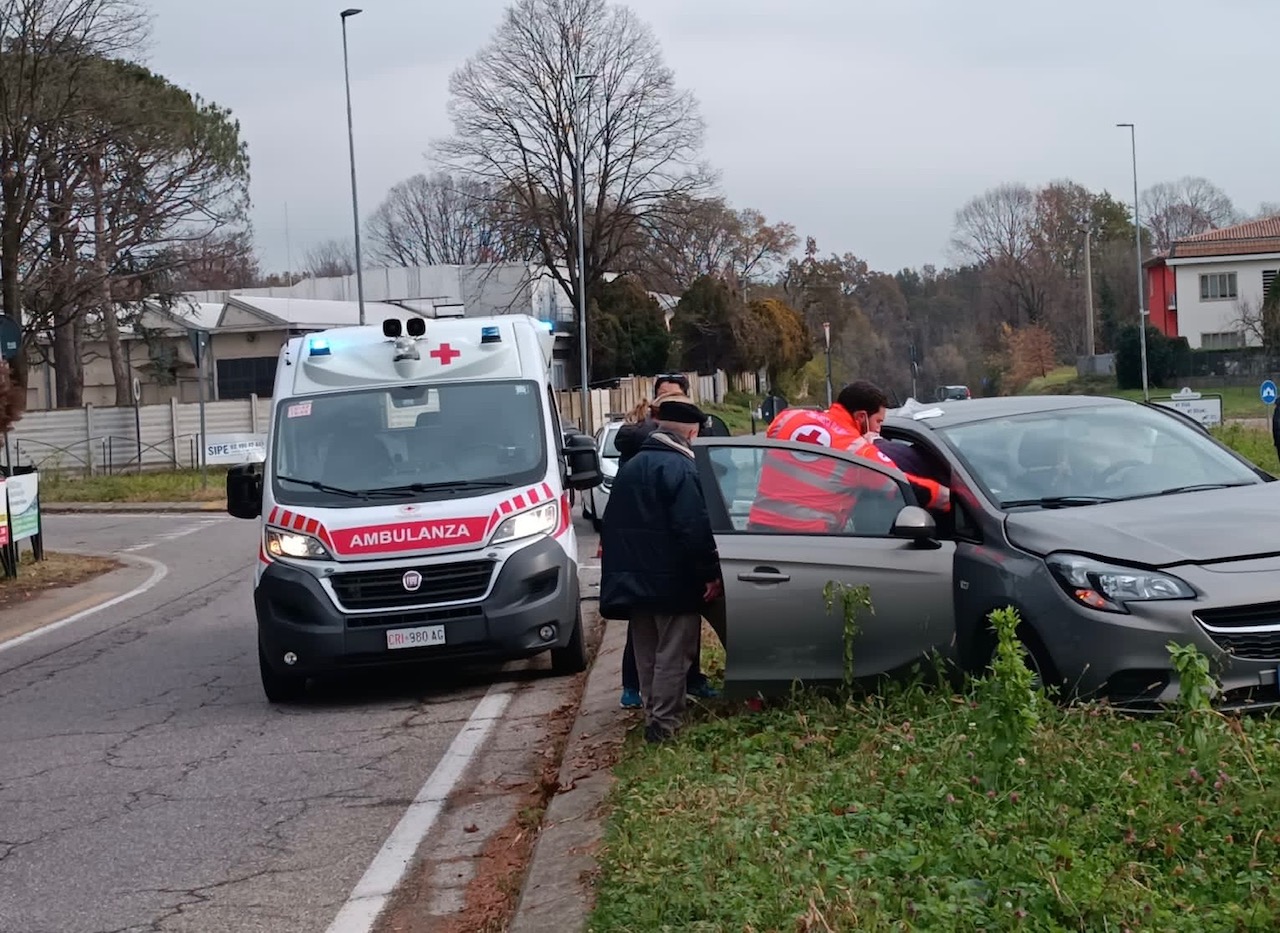 Lurago Marinone Scontro Tra Due Auto Sulla Strada Provinciale Prima Como