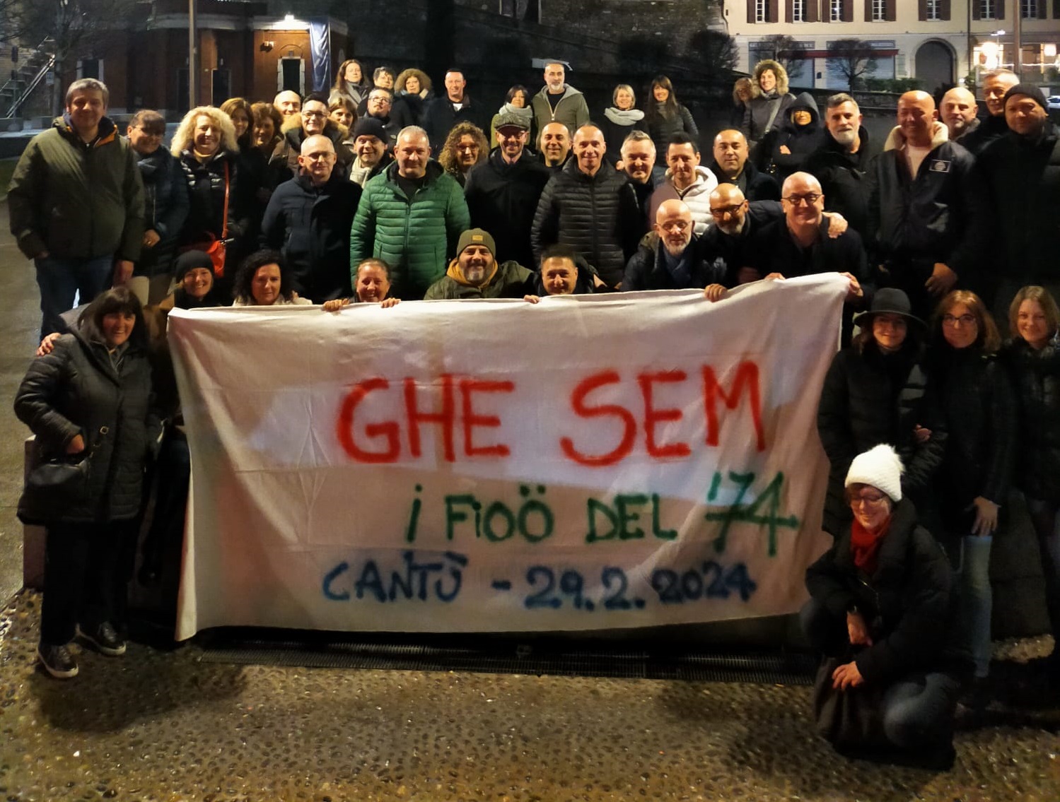 Festeggiano 50 anni con un flash mob in piazza Garibaldi a Cantù