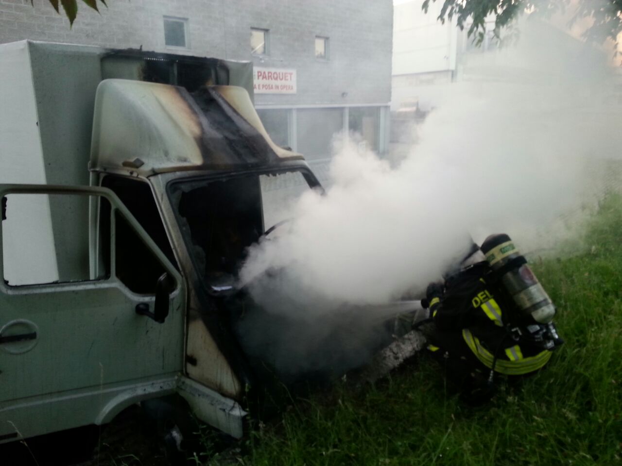furgone mariano comense incendio
