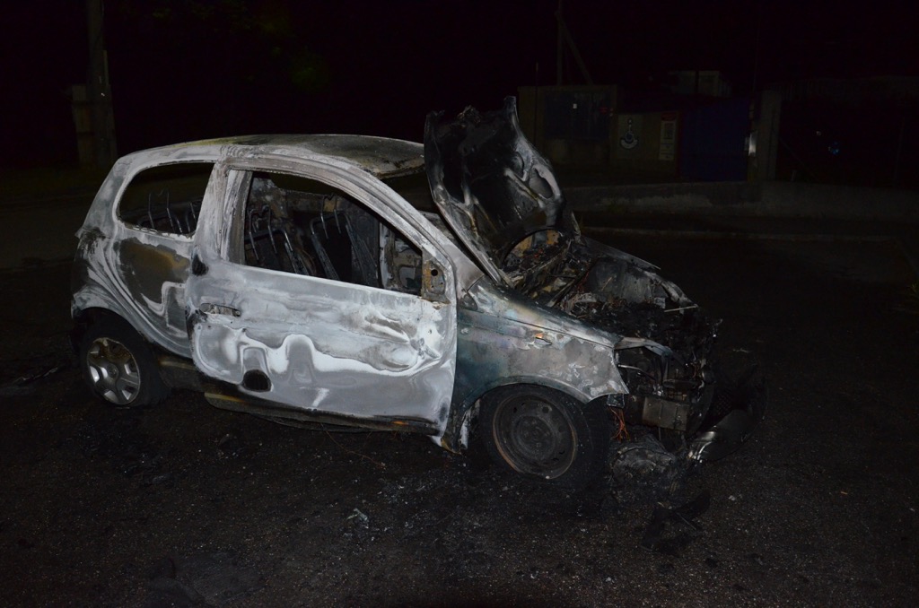 Auto in fiamme, conducente salvo per miracolo