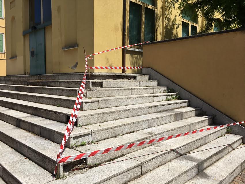 Scalinata: cedimento fuori da scuola