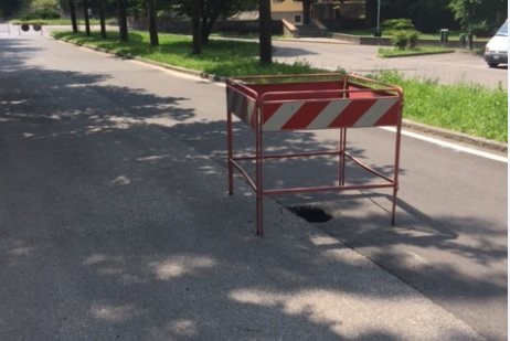 Cede asfalto: voragine al cimitero di Canzo