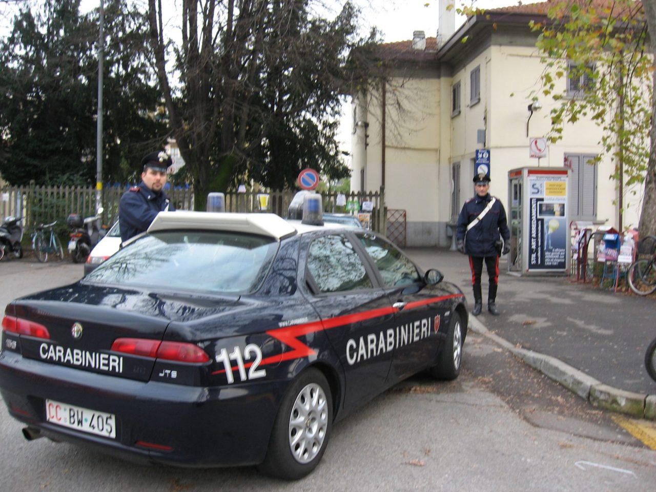 Litigio in piazza a Saronno: sferra un pugno e scappa