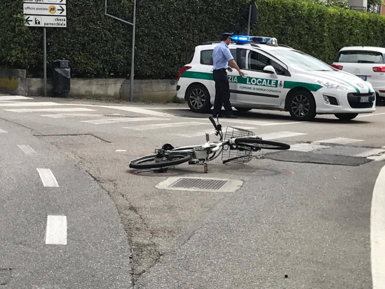 Scontro auto e bici: ciclista in ospedale