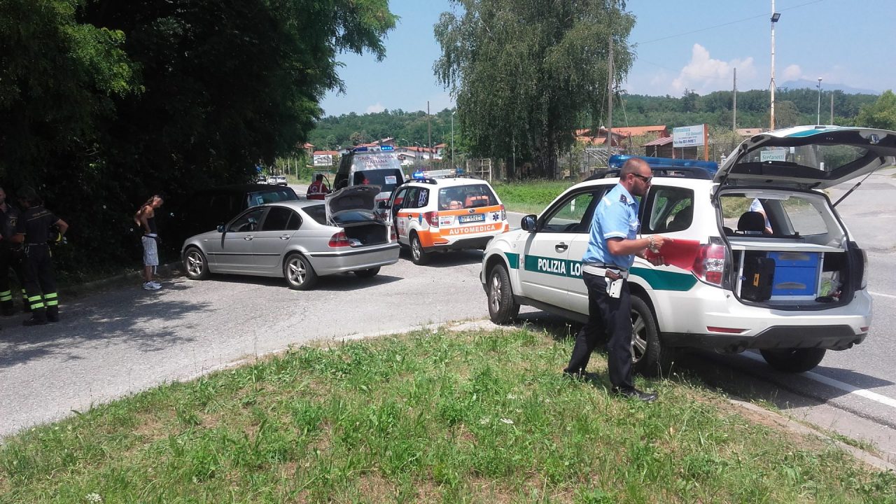 Incidente fra auto, donna in ospedale