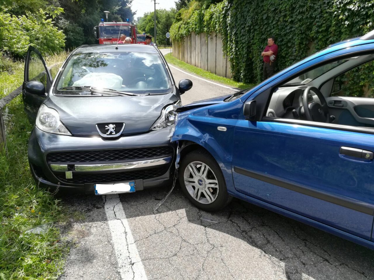 Incidente, donna incastrata nell’abitacolo. VIDEO