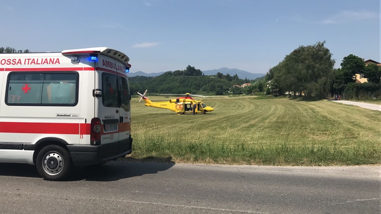Incidente a Cantù: grave scontro tra auto e moto in via Como. FOTO