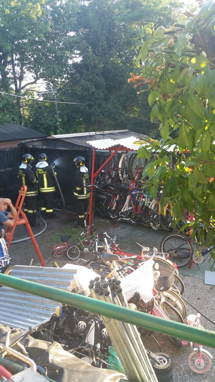 Brucia il capanno: intervengono i Vigili del Fuoco