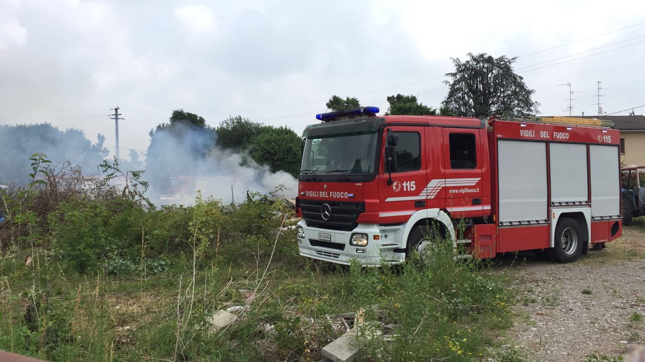 Lurate Caccivio, i pompieri spengono l'incendio