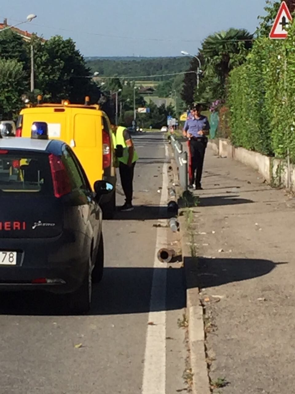 Dieci paletti abbattuti, auto fuori strada