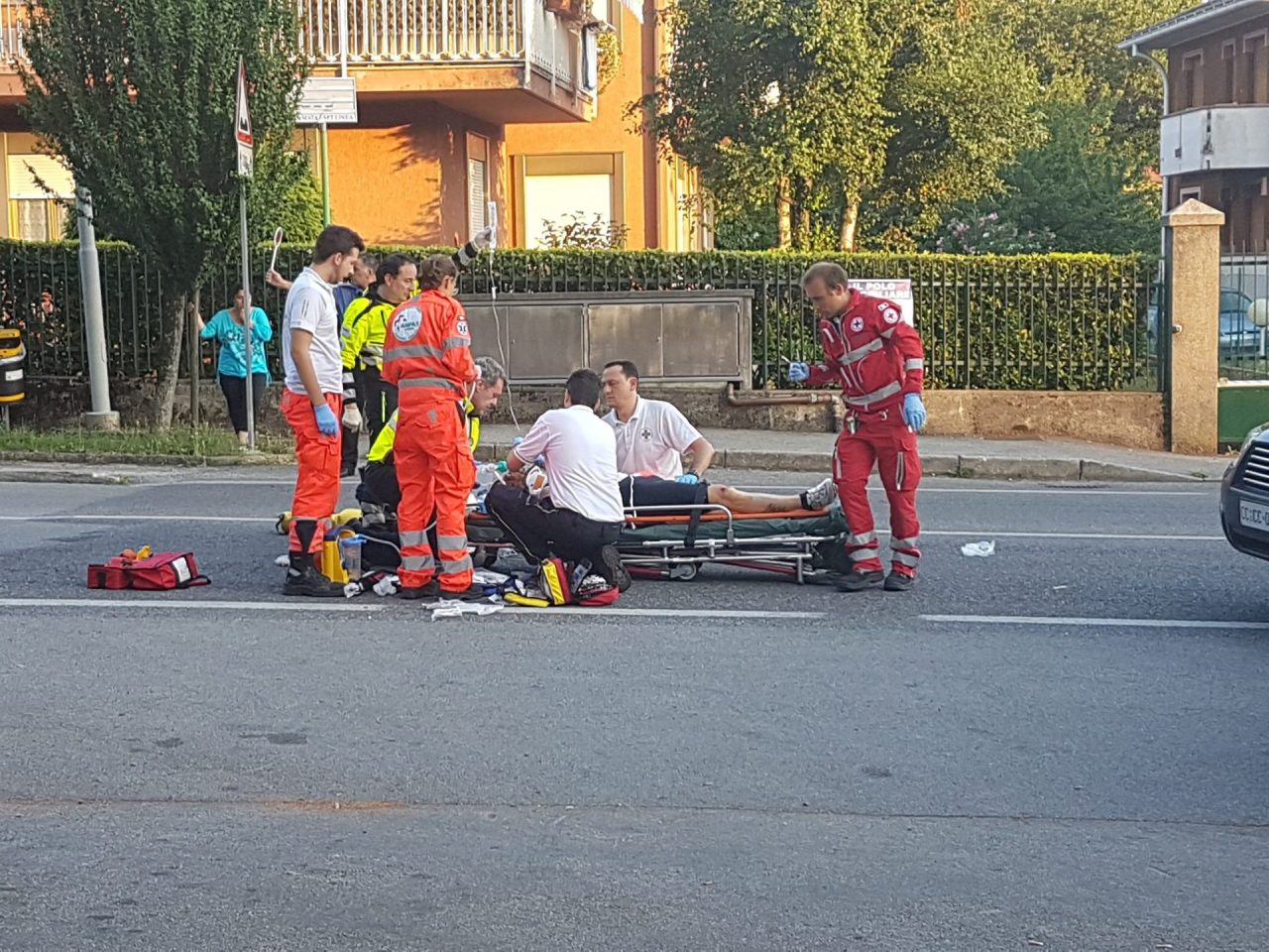 Tremenda caduta: ciclista in grave condizioni