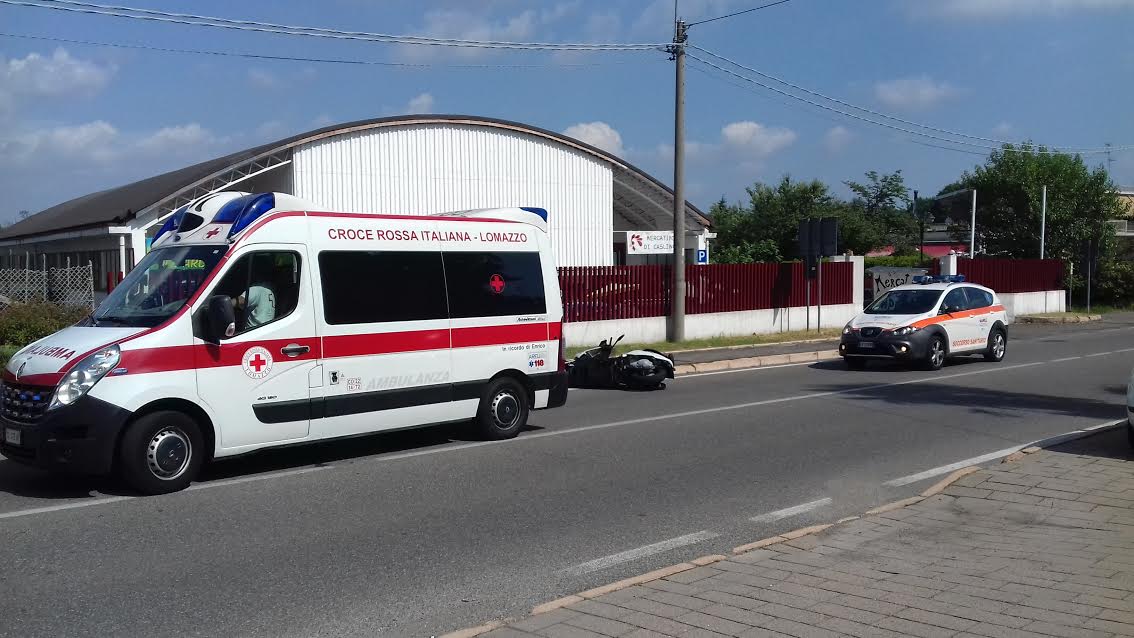 Scontro tra un’auto e una moto: paura per un uomo