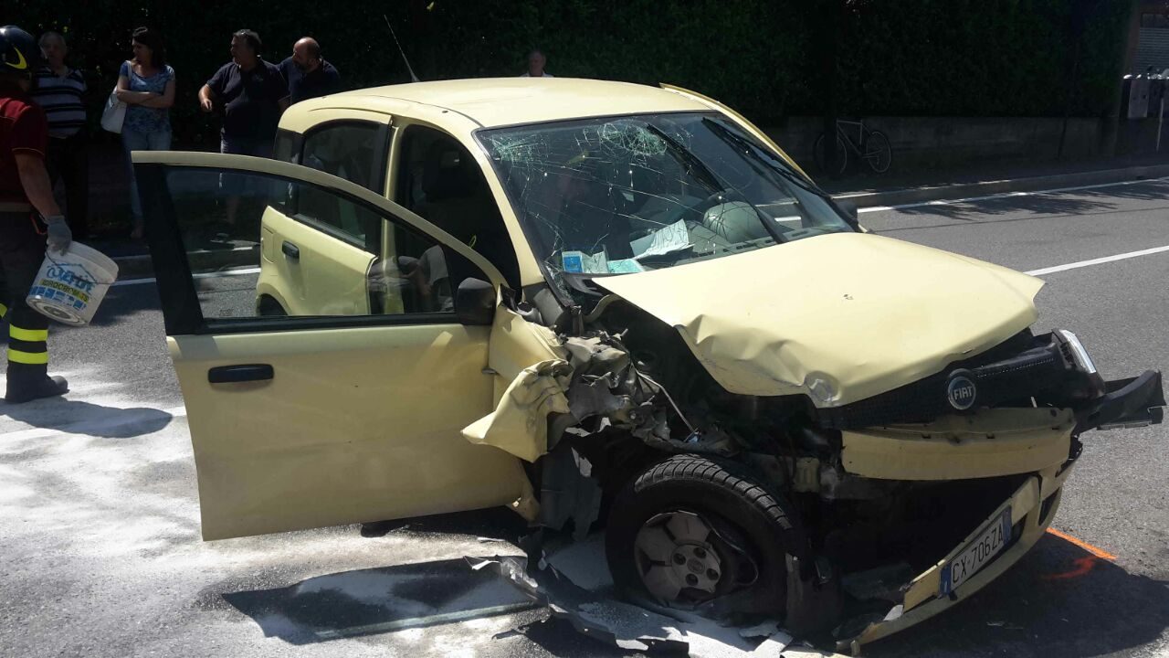 Montorfano, esce fuori strada e resta incastrato nelle lamiere