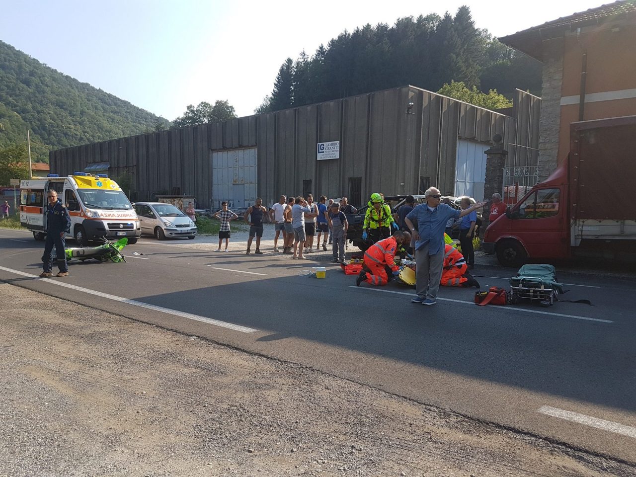 Giovane motociclista tampona un pick-up: è grave