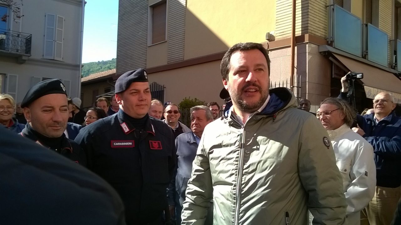 Matteo Salvini beve lo spritz con gli erbesi