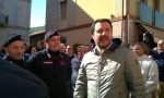 Matteo Salvini beve lo spritz con gli erbesi