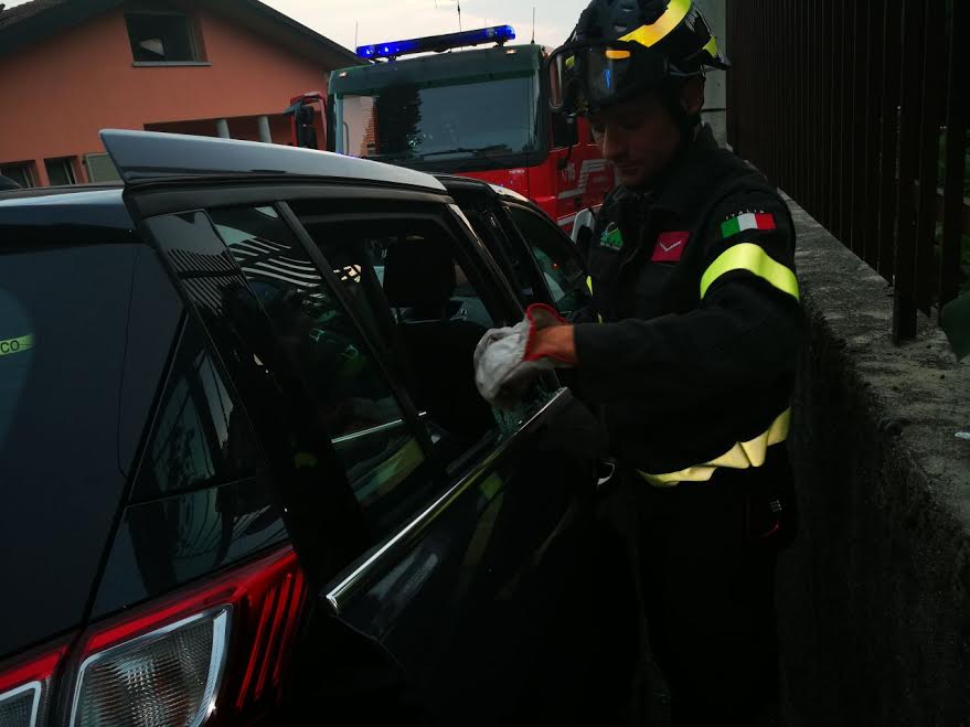 Bimba chiusa in auto: la liberano i Vigili del Fuoco