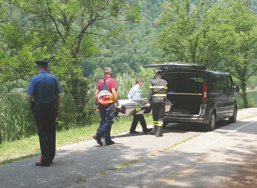 Cadavere nel lago, è giallo sulla morte dell’81enne