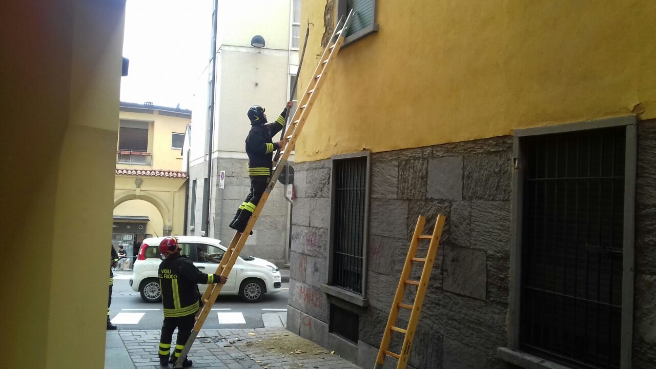 Cadono calcinacci da un’abitazione
