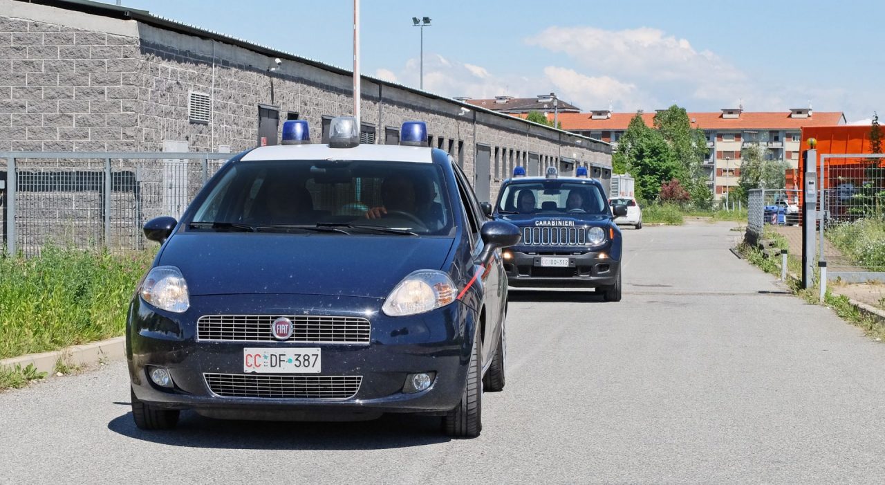 Rubano al supermercato e accoltellano l’addetto al controllo