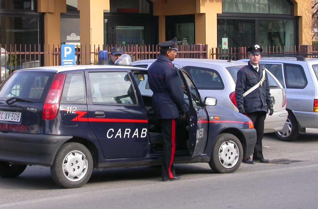 Lavapiatti beccato a rubare dalla cassa