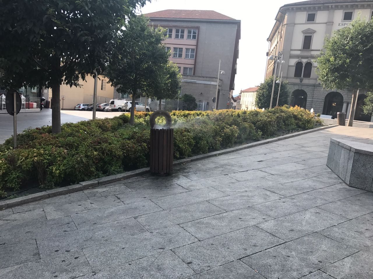 Piazza Garibaldi, dà fuoco al sacchetto e lo getta nel cestino. VIDEO