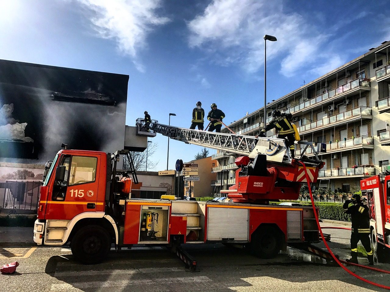 Auto in fiamme sulla Tangenziale di Como. FOTO
