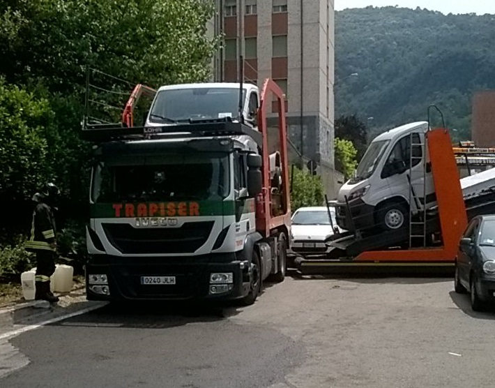 Trattore rompe serbatoio, disagi sull’autostrada. FOTO