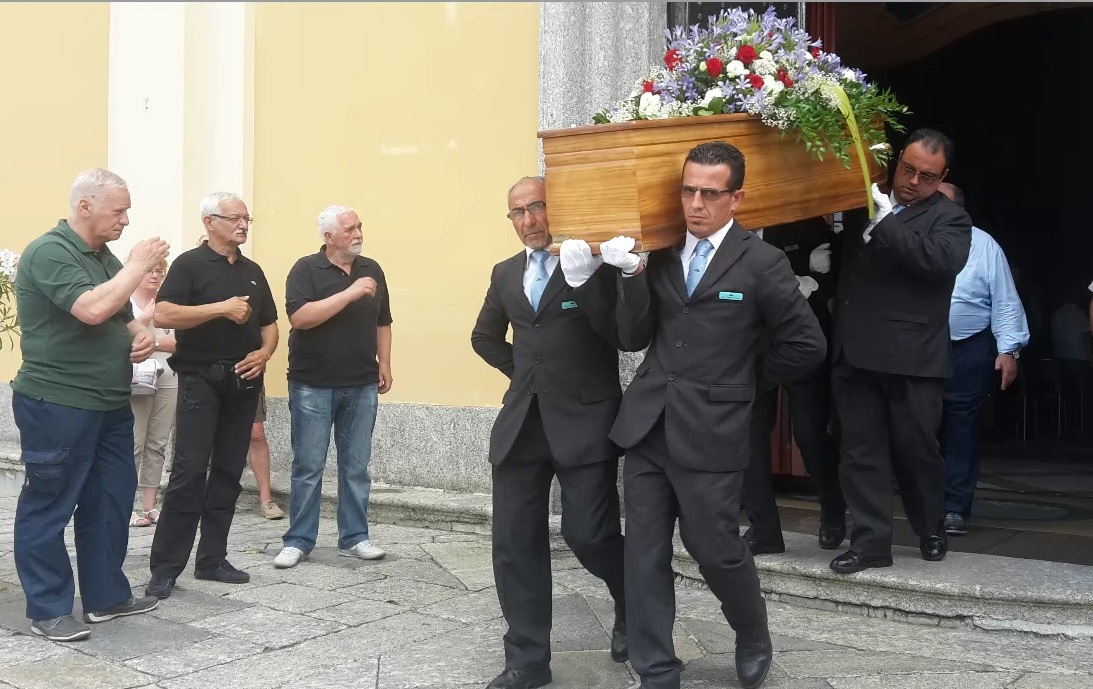 Tragedia in vacanza: stroncato da un infarto mentre nuota