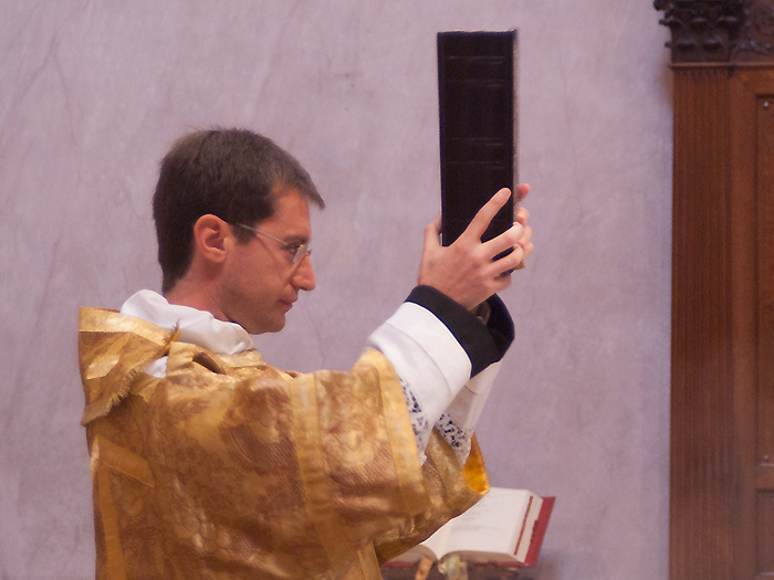 Il cardinale Scola ordina 12 nuovi sacerdoti, c’è anche Michele Galli