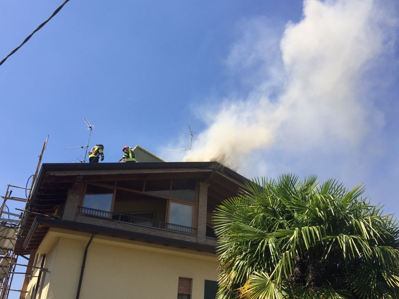 Prende fuoco il tetto di una casa. FOTO e VIDEO