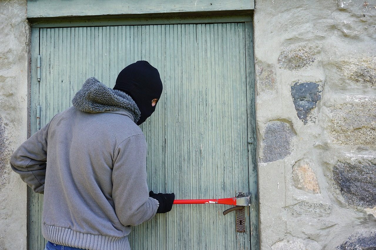 Olgiate Comasco, ladro in casa: 17enne lo mette in fuga