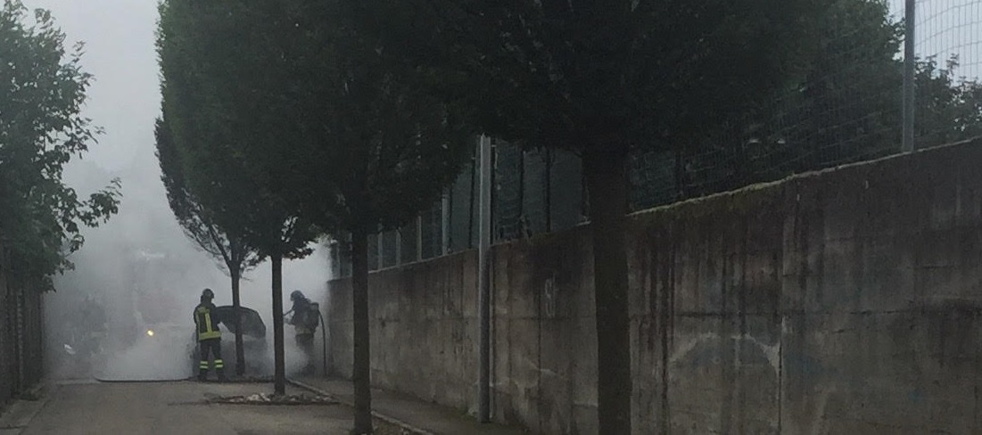 Autovettura prende fuoco a Carugo