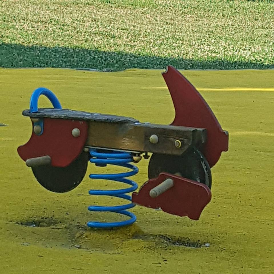 Vandali al parco di via California a Cantù