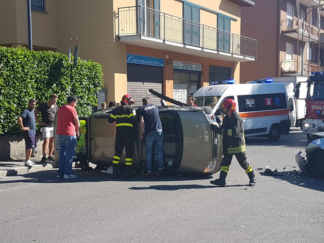 Tremendo incidente in centro a Erba