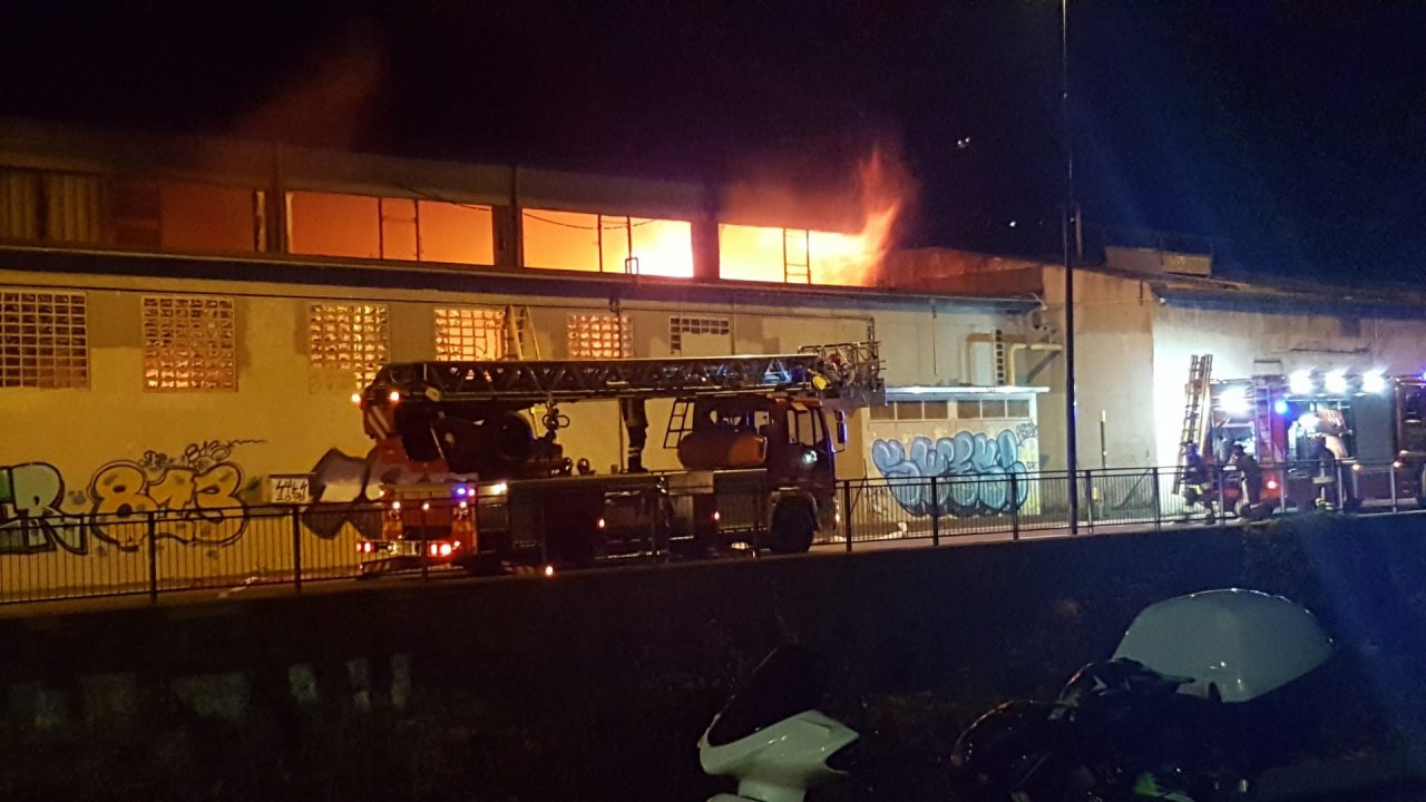 Spaventoso incendio all’ex Tintoria Spreafico FOTO E VIDEO