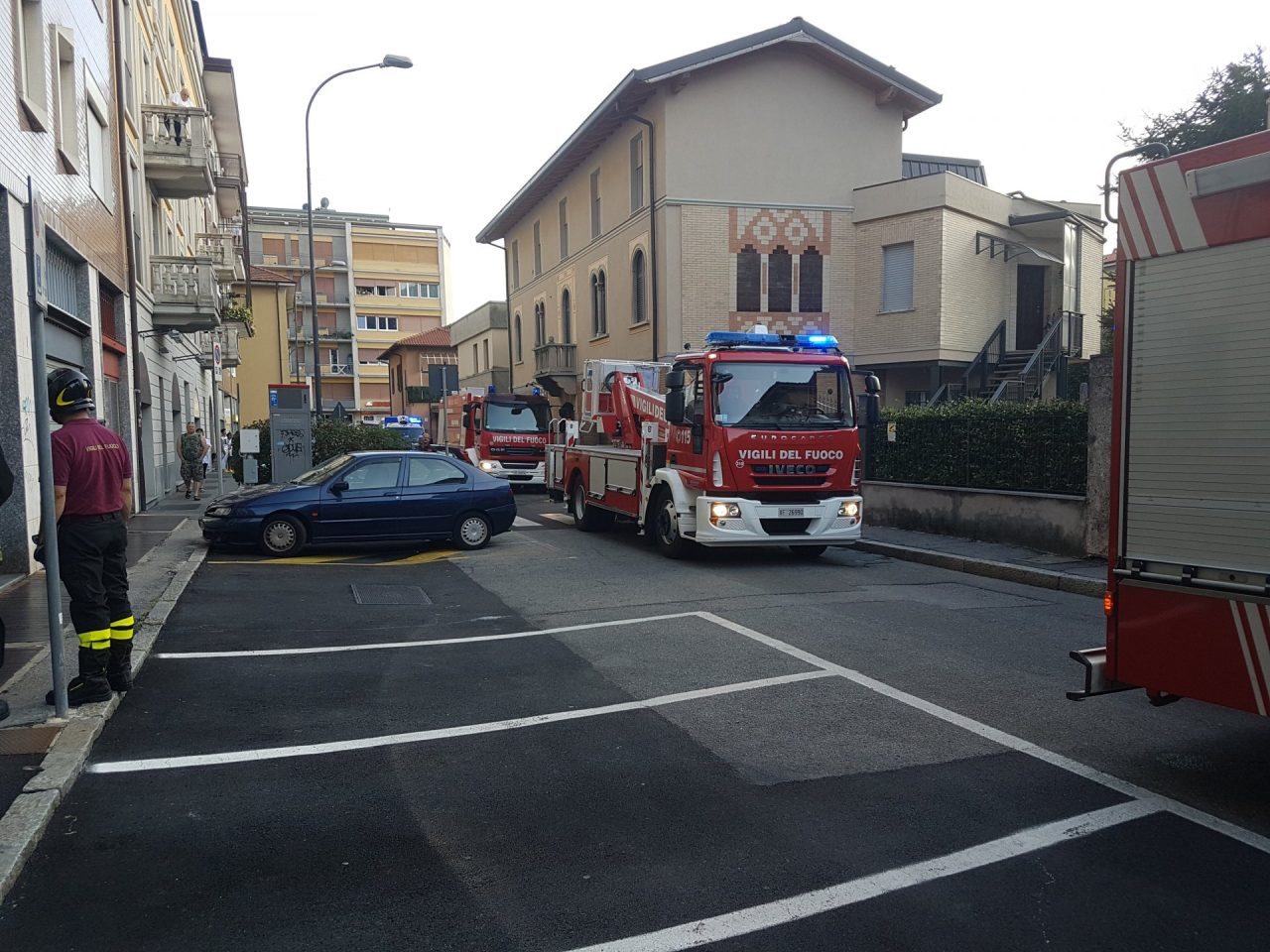 Erba, si dimentica il pentolino sui fornelli: appartamento prende fuoco