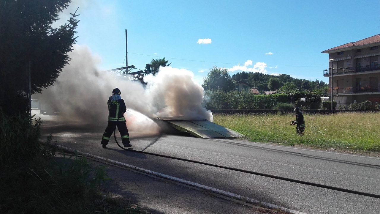 Rimorchio prende fuoco, illeso il conducente. FOTO