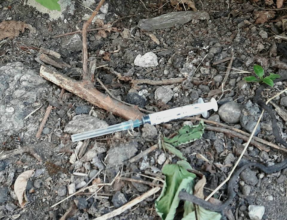 Allarme siringhe. “Fate attenzione”. FOTO