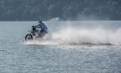 Luca Colombo e il record mondiale: la sua moto sull'acqua del lago di Como
