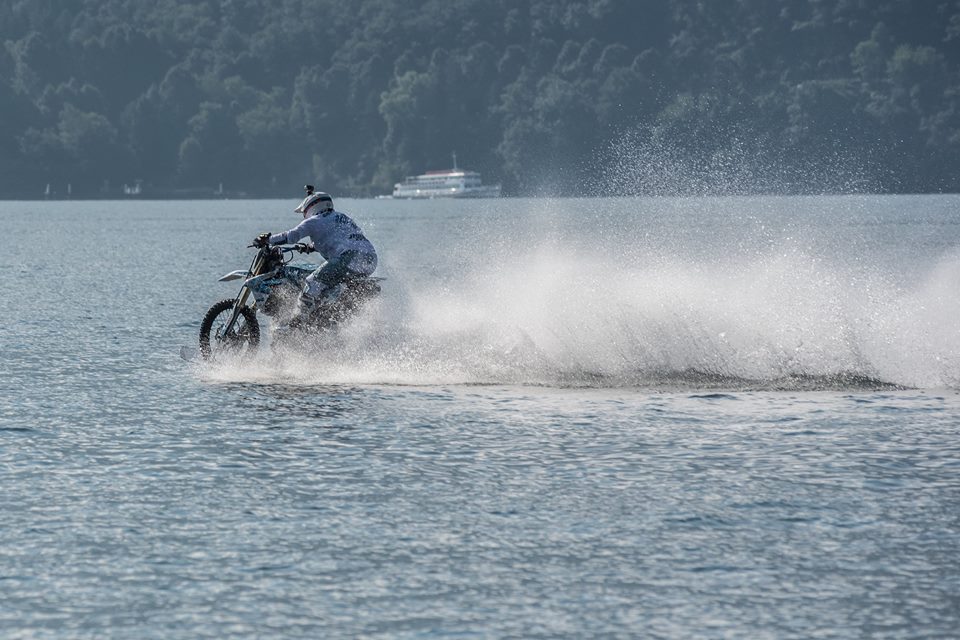 Luca Colombo e il record mondiale: la sua moto sull’acqua del lago di Como