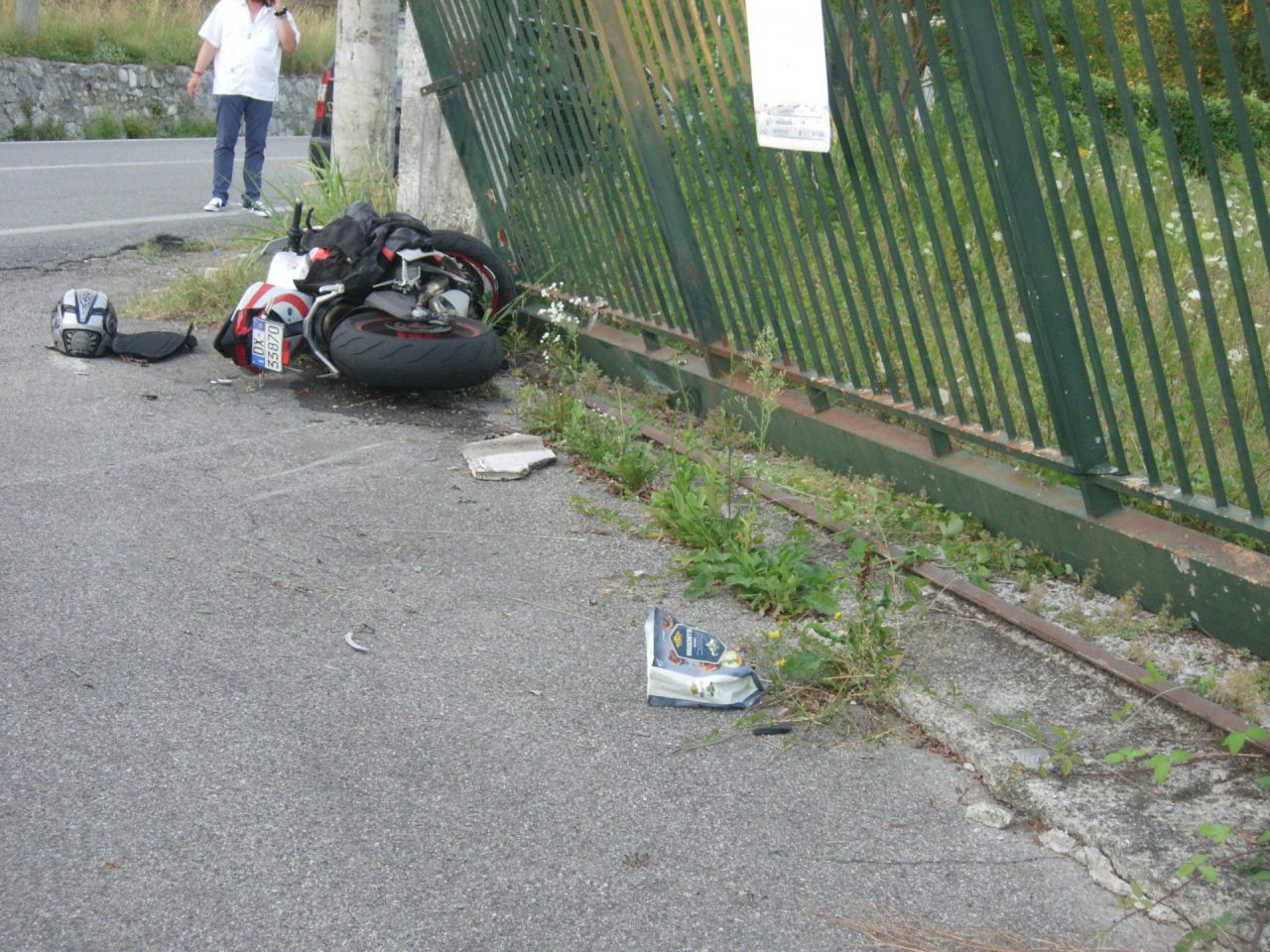 Tragedia a Lipomo: si schianta contro un cancello e muore
