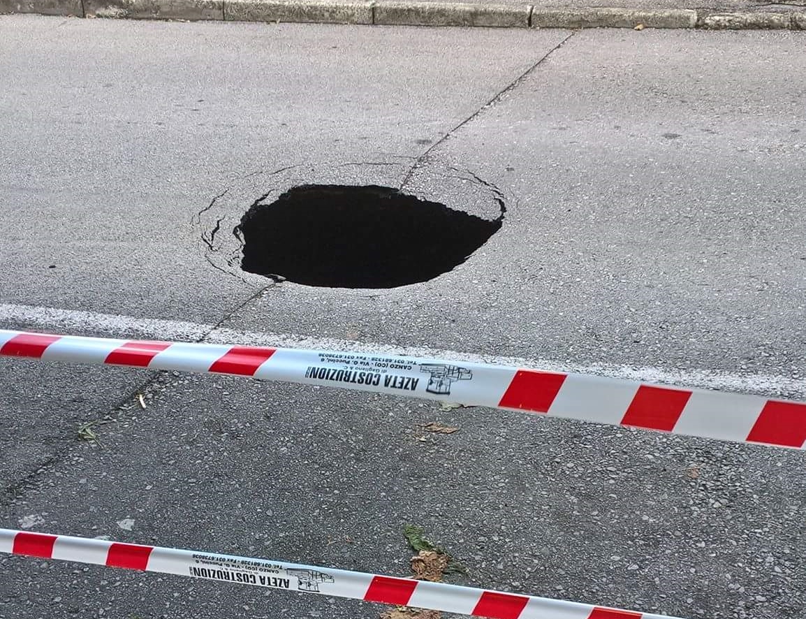 Voragine a Erba: operai al lavoro, strada chiusa. FOTO