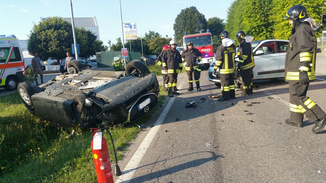 Incidente a Vertemate: un’auto ribaltata. FOTO