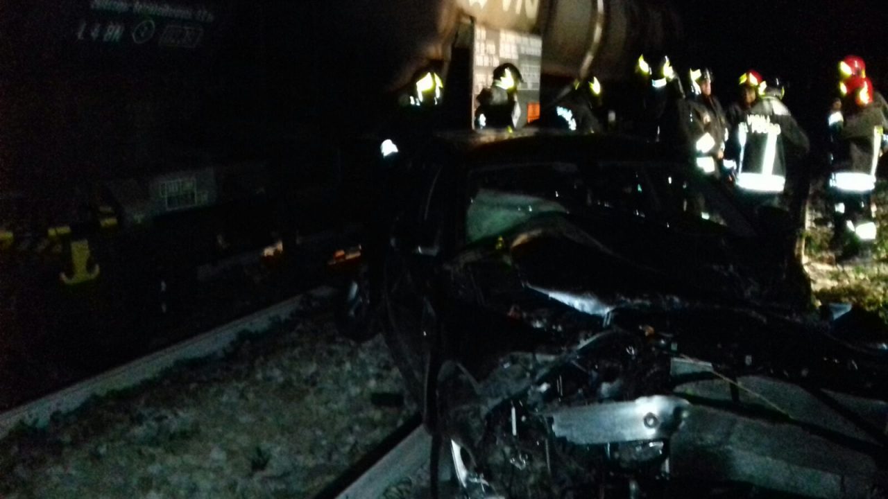 Incidente a Cucciago questa notte: auto ribaltata investita dal treno. FOTO e VIDEO
