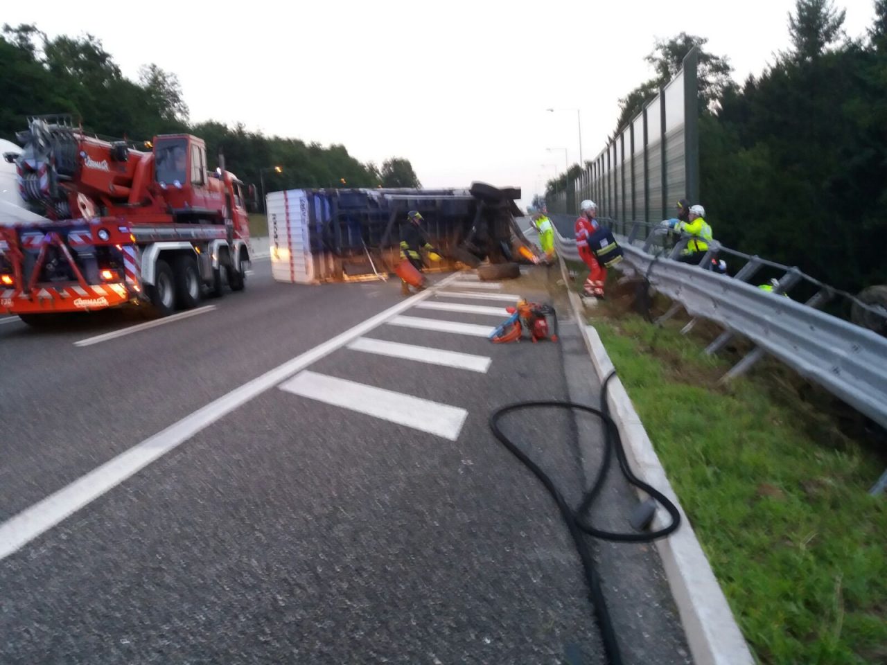 Incidente in autostrada a Cadorago: camion fuori strada. FOTO