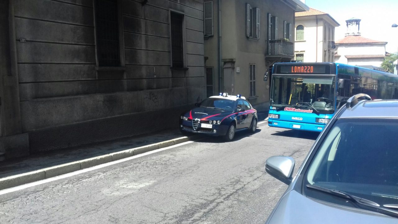 Donna minaccia di buttarsi da un palazzo a Cantù