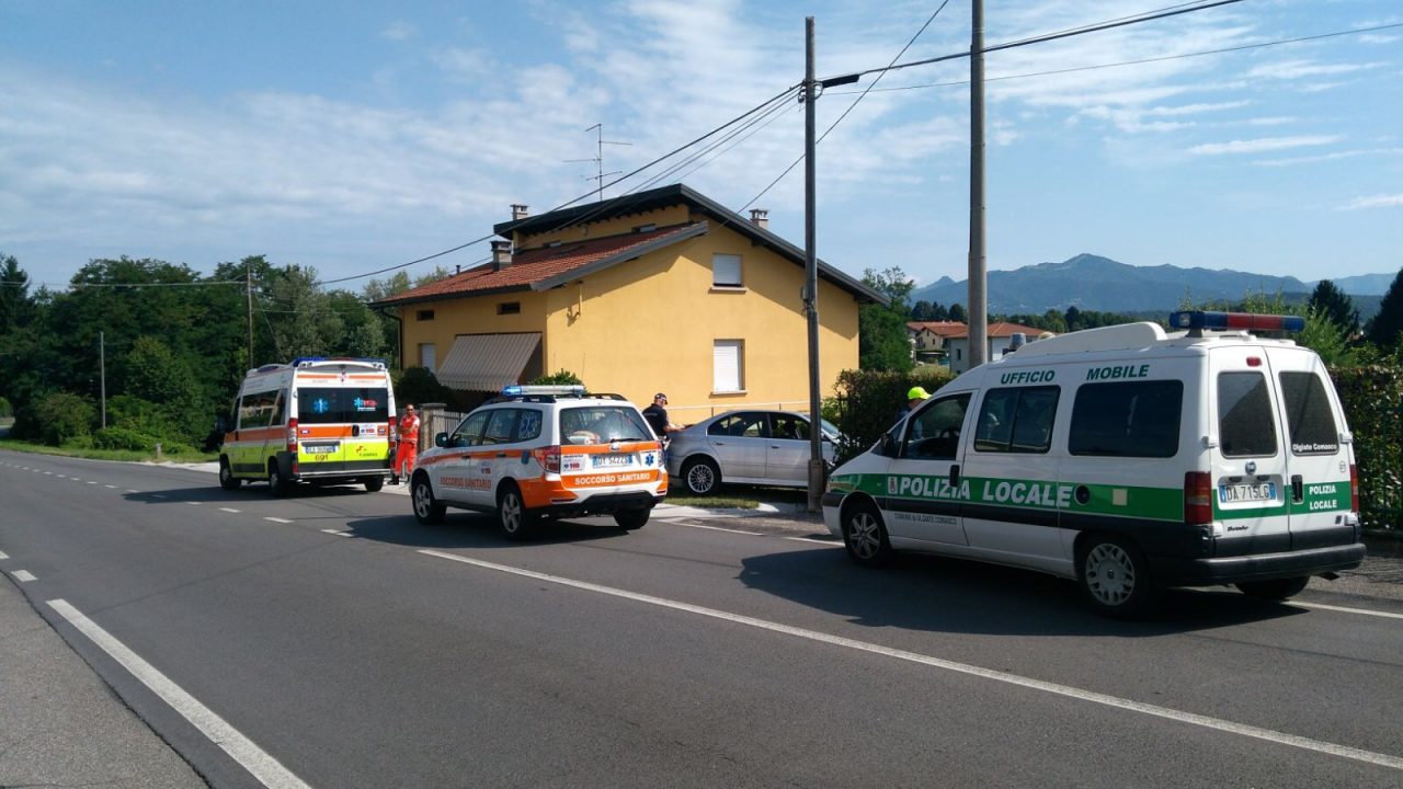 Bmw esce di strada a Olgiate, incastrata tra due case